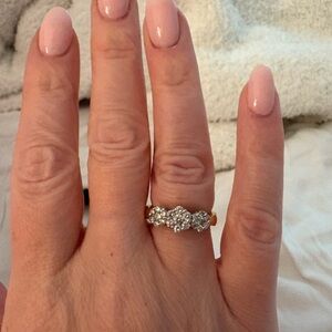 Elegant flower diamond and 14k gold ring